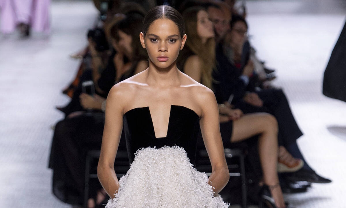 Τα απόλυτα ασπρόμαυρα φορέματα που θα σε κάνουν να τραβήξεις τα βλέμματα σε κάθε σου εμφάνιση