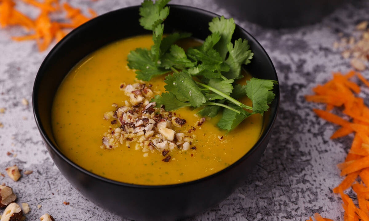 Πεντανόστιμη σούπα με καρότο, πατάτες και κόλιανδρο