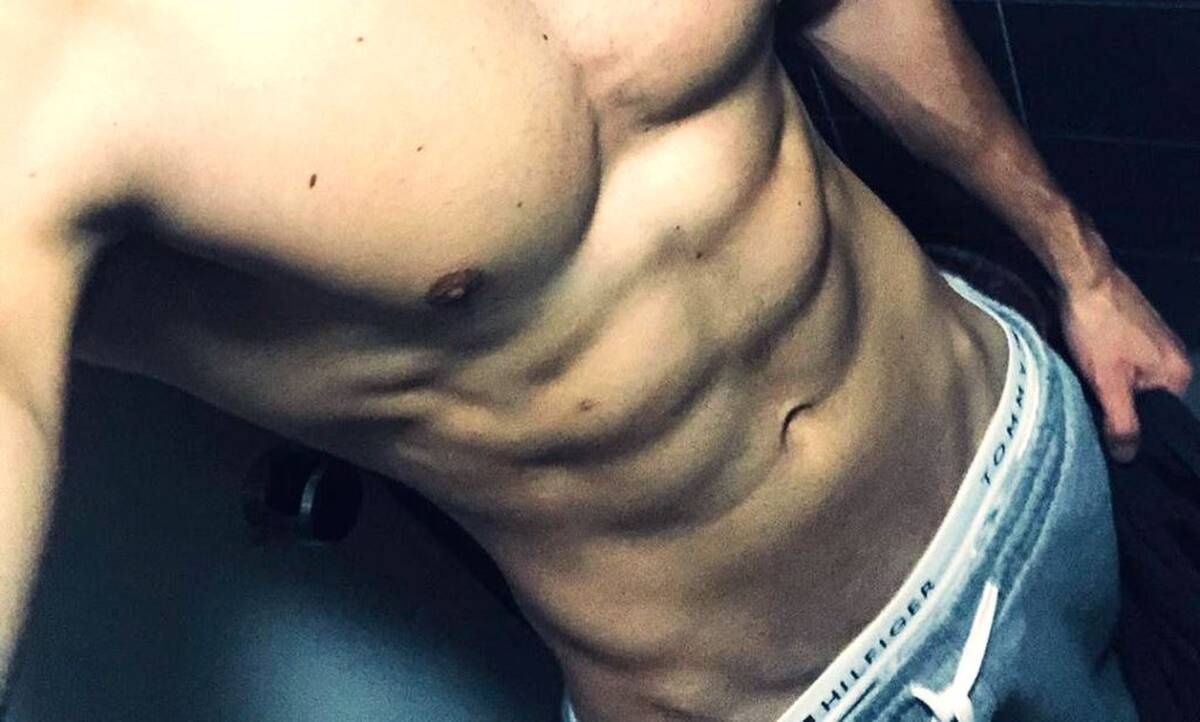 Ξέρεις ποια Ελληνίδα τραγουδίστρια «μετράει» αυτούς τους κοιλιακούς;