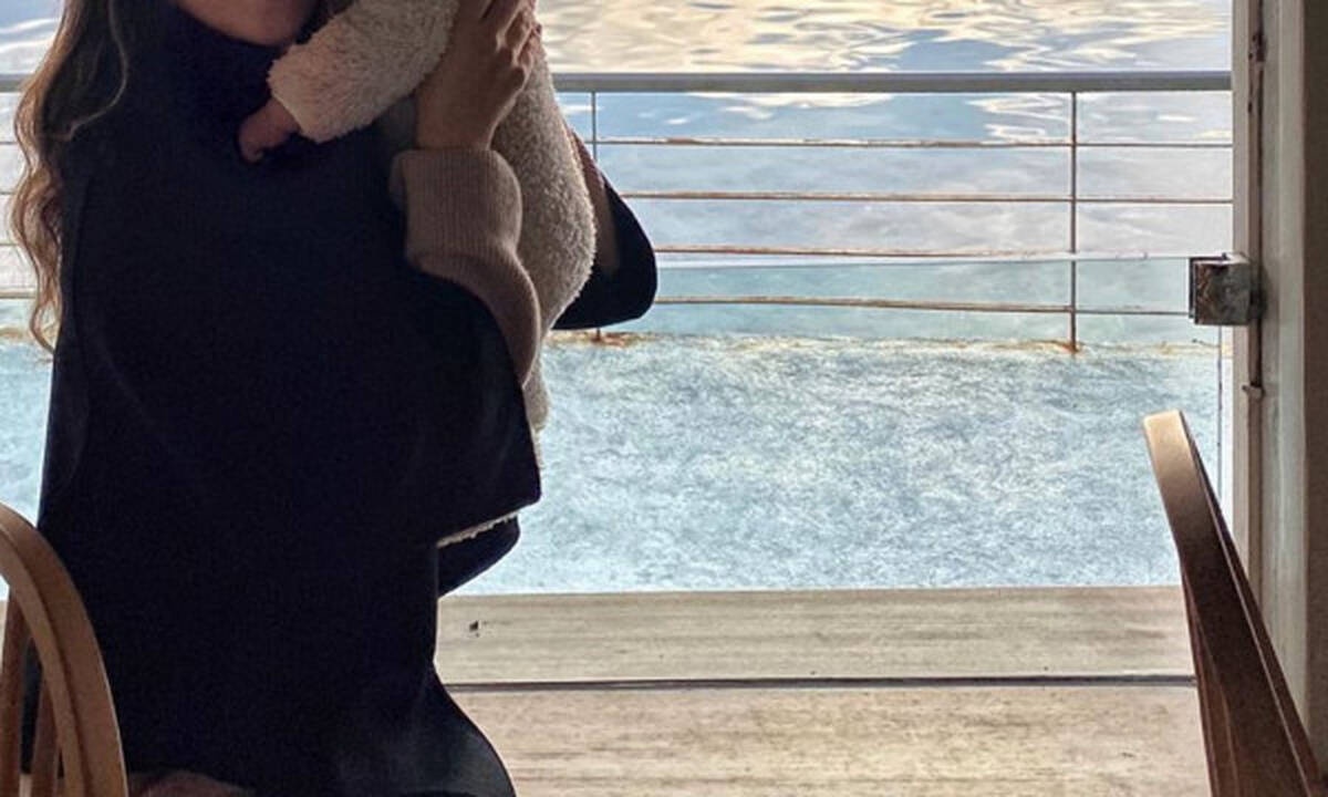 Βόλτα στη θάλασσα με τον δύο μηνών γιο της (pics)