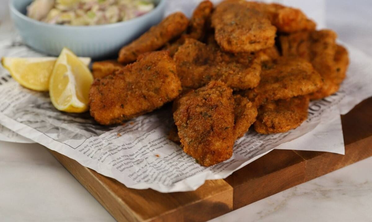 Ψαροκροκέτες με μουστάρδα με πιπεριές Φλωρίνης και πατατοσαλάτα με μαγιονέζα με τρούφα