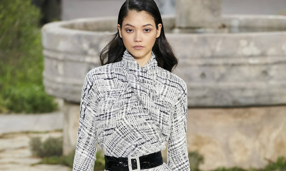 Η νέα συλλογή της Chanel αποθεώνει το λευκό και το μαύρο