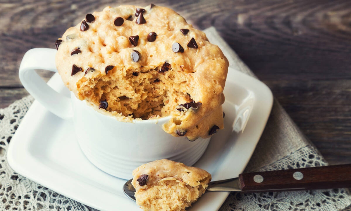 Συνταγή για τεμπέλες: Κέικ στην κούπα χωρίς αβγό έτοιμο σε μόλις 1,5 λεπτό (vid)