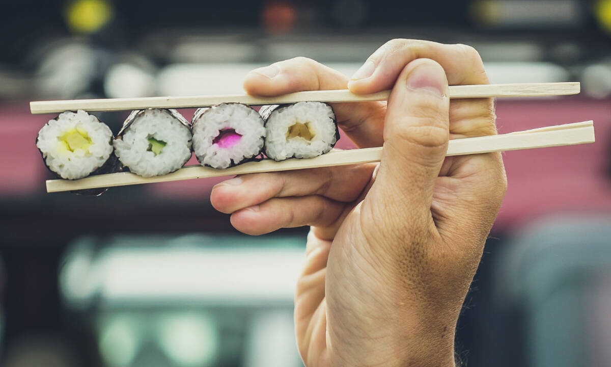 Δυσκολεύεσαι με τα chopsticks; Μάθε να τα χρησιμοποιείς μέσα σε 1 λεπτό