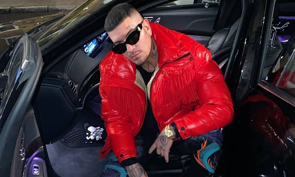 Snik: Δεν πάει ο νους σας πόσα ζευγάρια παπούτσια έχει στην ντουλάπα του (photos)