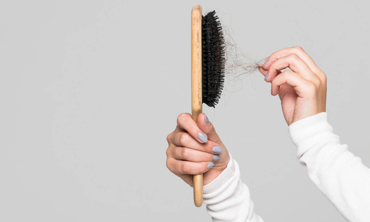 Πότε η τριχόπτωση θεωρείται φυσιολογική (εικόνες)