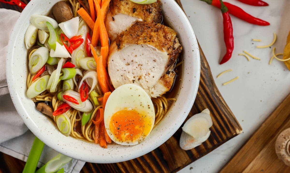 Σούπα ράμεν με κοτόπουλο, μανιτάρια και νουντλς από τον Γιώργο Τσούλη