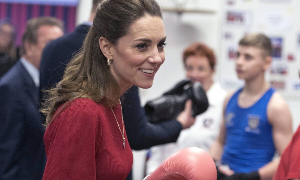 Το κόκκινο φόρεμα της Kate Middleton μπορείς να το αποκτήσεις κι εσύ εδώ και τώρα