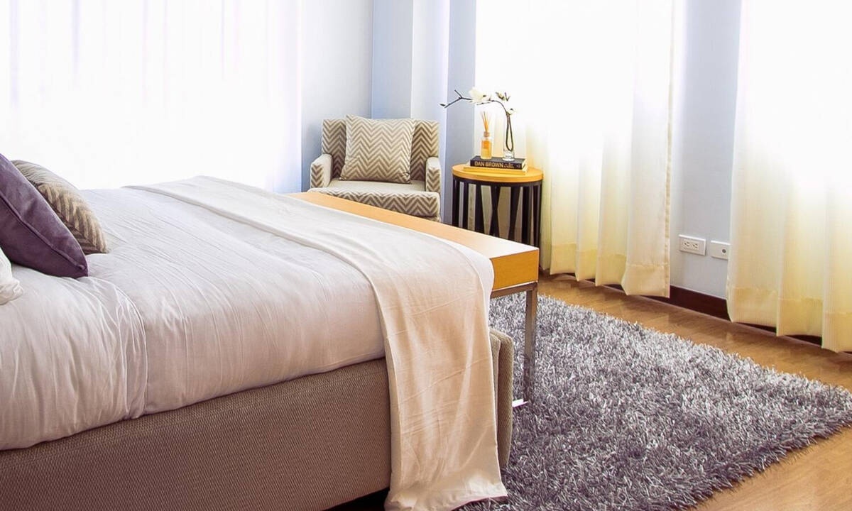 Δεν φαντάζεσαι πόσες βρομιές κρύβει το χαλάκι του δωματίου σου