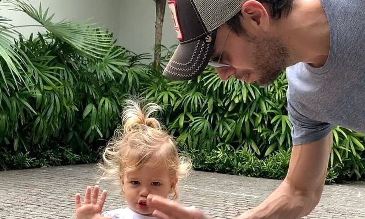 Αξιολάτρευτος: Ο Ενρίκε Ιγκλέσιας δείχνει πώς πρέπει να είναι ο σύγχρονος πατέρας