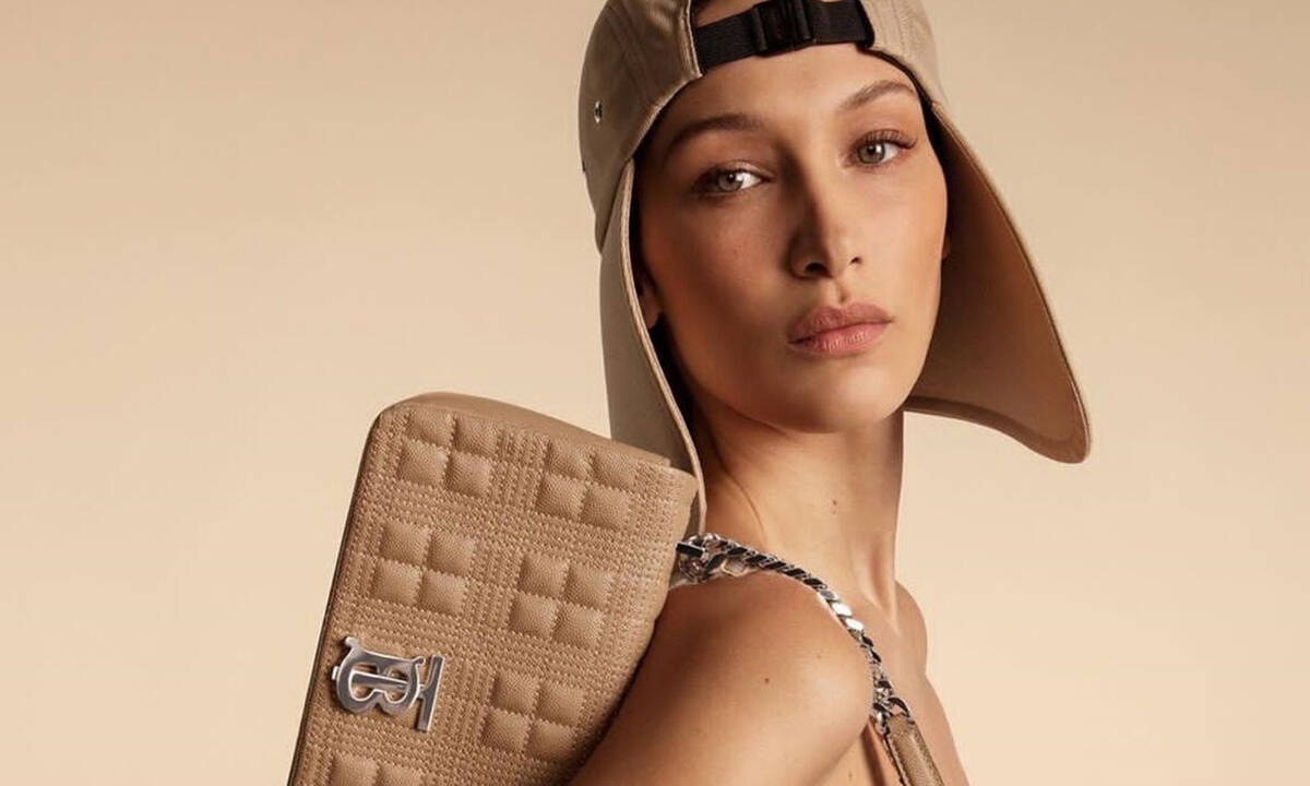 Η νέα καμπάνια της Burberry φέρνει την πρωτοπορία