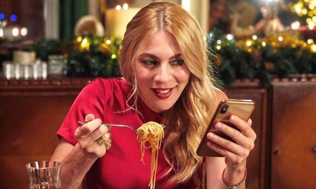 Σμαράγδα Καρύδη: «θέλω να πάω να κρυφτώ σε μια σπη­λιά!»