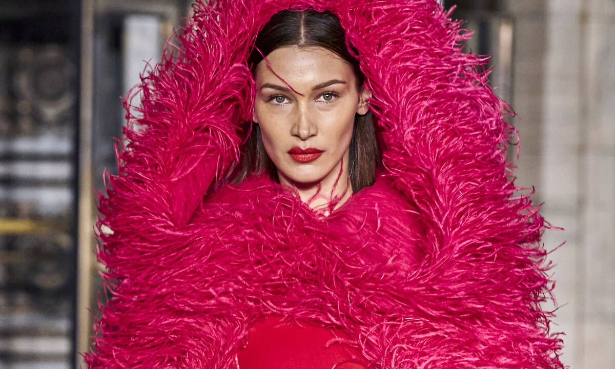 H φθινοπωρινή συλλογή του Oscar de la Renta επιμένει στα χρώματα και τα αρώματα της άνοιξης