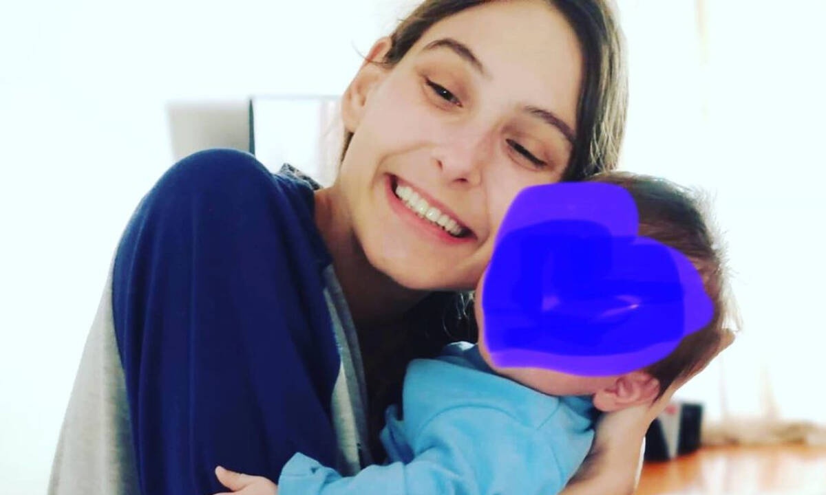 Φωτεινή Αθερίδου: Φωτογραφίζει τον γιο της στην αγκαλιά του καλύτερου φίλου της (pics)