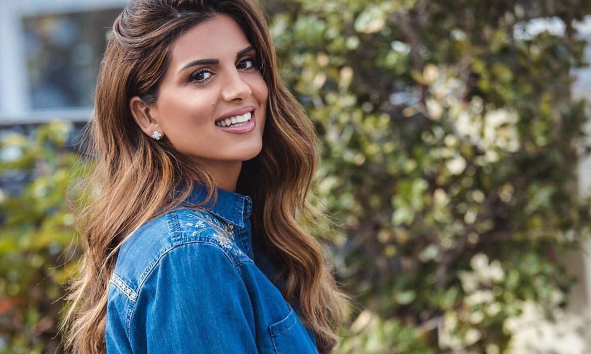 Η Σταματίνα Τσιμτσιλή σού δείχνει πώς να φορέσεις το κοστούμι με τον πιο sexy τρόπο