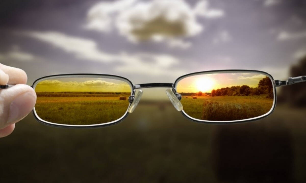 Το απίστευτο κόλπο για να βλέπετε καθαρά χωρίς γυαλιά! (βίντεο)