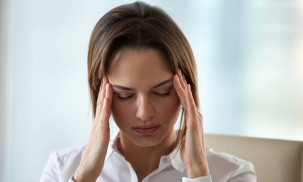 Πονοκέφαλος που δεν υποχωρεί: Με ποιες παθήσεις συνδέεται