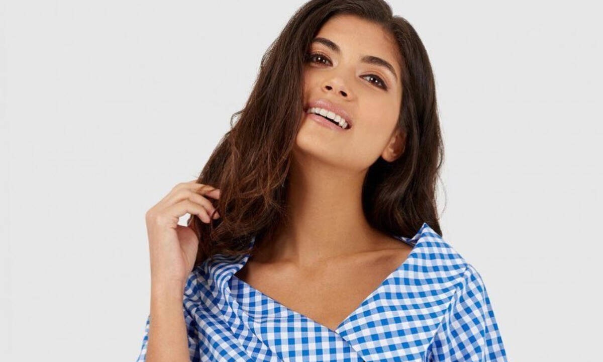 Πώς θα επιλέξεις το σωστό ντεκολτέ σε μπλούζες και φορέματα σύμφωνα με το σώμα σου