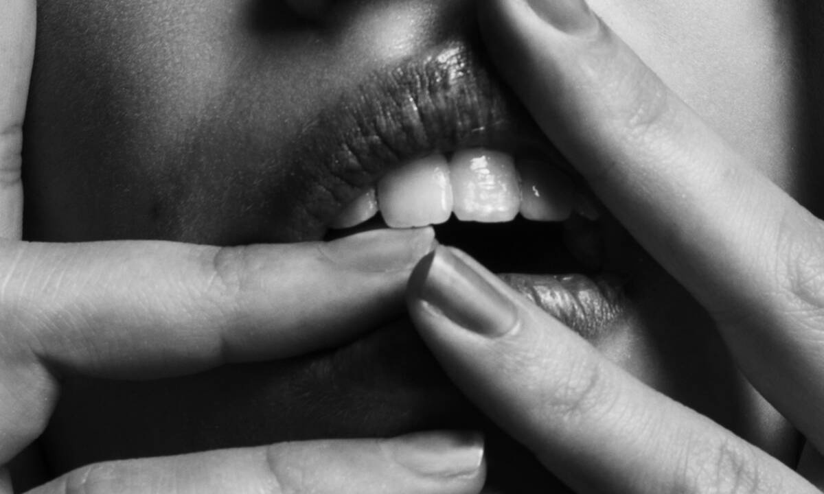 5 φυσικοί τρόποι για να πεις αντίο στα σκασμένα χείλη