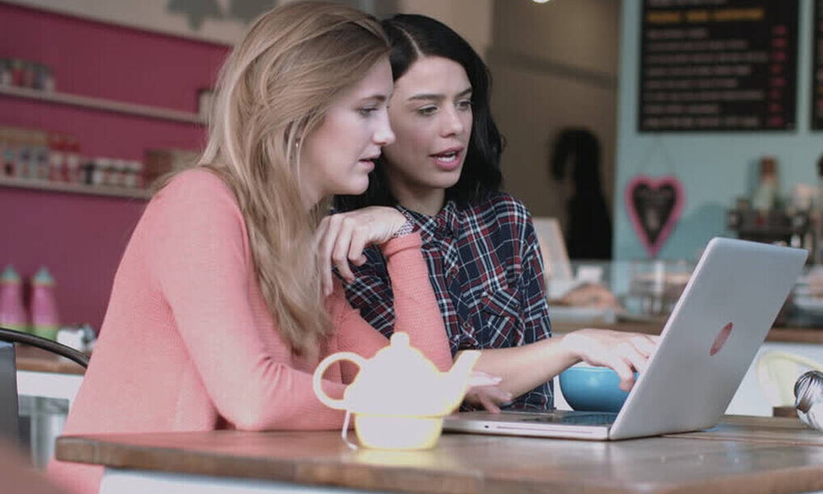 Τι συμβαίνει με αυτόν τον άντρα και το Tinder;