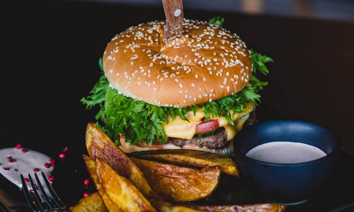 Τρελά burgers με κεφτέδες