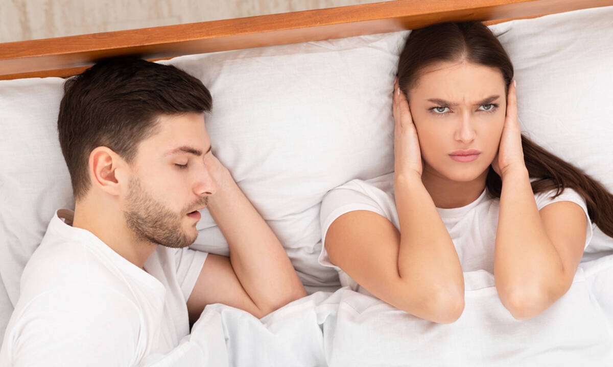 Ροχαλητό: Με ποιο τρόπο βλάπτει και την υγεία του συντρόφου σας