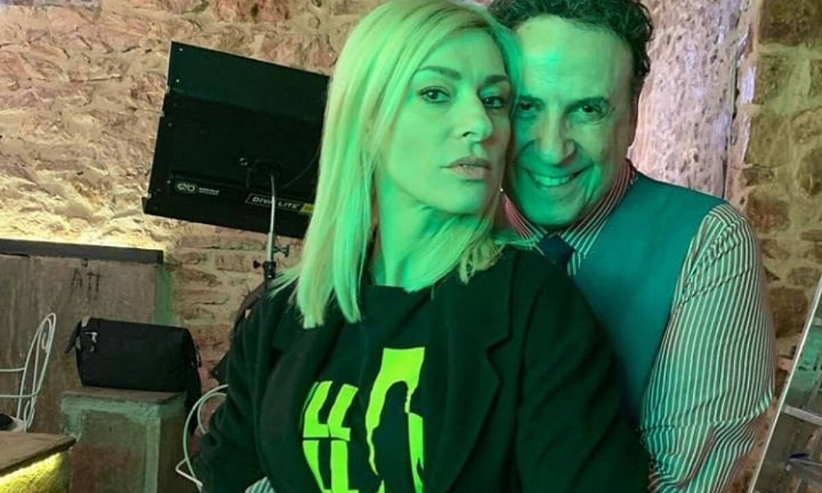 Το Καφέ της Χαράς: Η Στέλλα έκανε άνω κάτω το Κολοκοτρωνίτσι και το Twitter την αποθέωσε