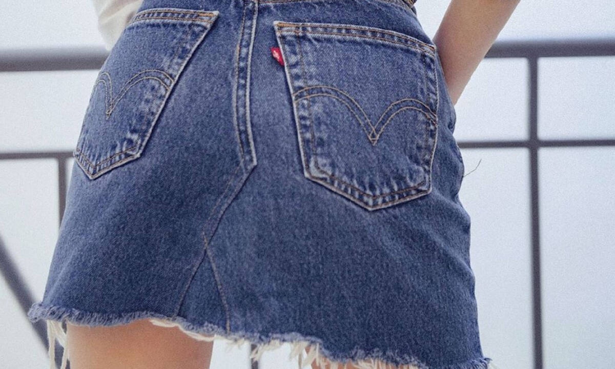 Shopping Guide: Βρήκαμε τις πιο ωραίες τζιν φούστες για τη βόλτα και το σχολείο