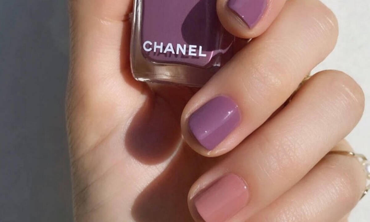 Η μόδα προστάζει τα μοβ pattern nails για τη φετινή άνοιξη