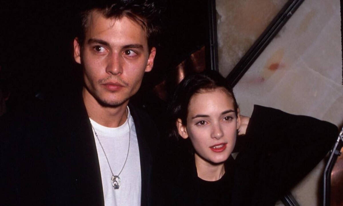 Η Winona Ryder στέκεται στο πλευρό του Johnny Depp