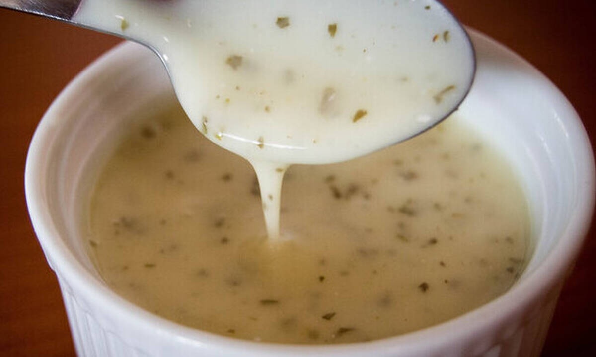 Αυτή είναι η πιο εύκολη συνταγή για μπεσαμέλ με τρία υλικά (video)