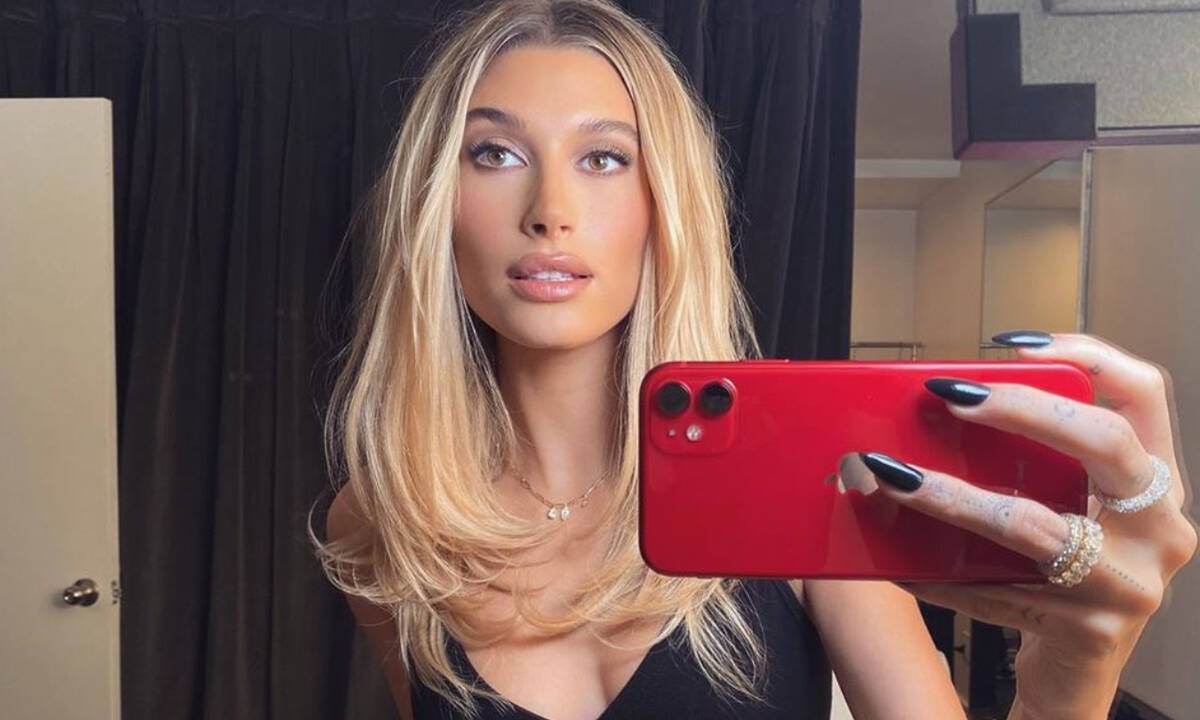 H no-makeup selfie της Hailey Bieber μάς θύμισε γιατί είναι ένα από τα πιο περιζήτητα μοντέλα