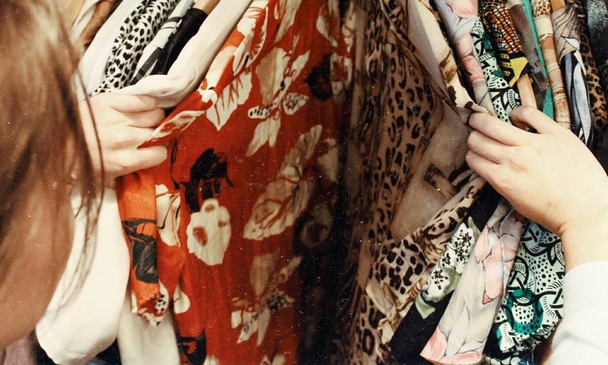 Τελικά ο Κορονοϊός επιβιώνει πάνω στα ρούχα μας;