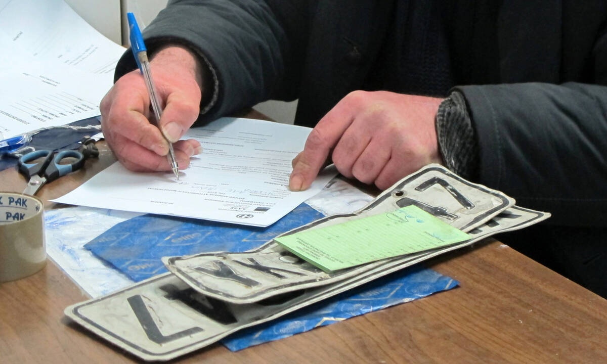 Κορονοϊός στην Ελλάδα: Επιστρέφονται πινακίδες, άδειες οδήγησης και άδειες κυκλοφορίας