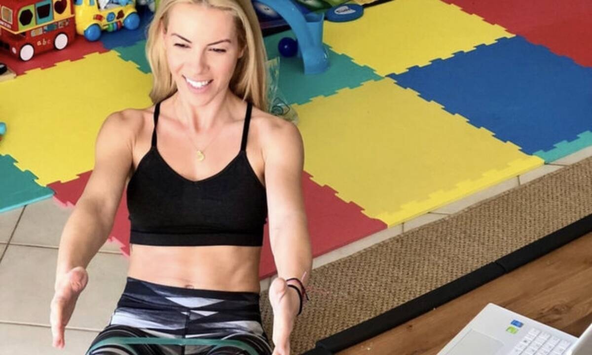 Μένουμε_σπίτι και γυμνάζουμε μαζί πόδια και γλουτούς (βίντεο)