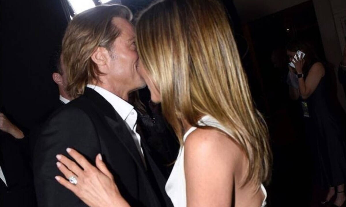 Όπα... τι εννοείς όταν λες Brad Pitt και Jennifer Aniston παντρεύονται κρυφά στην παραλία;