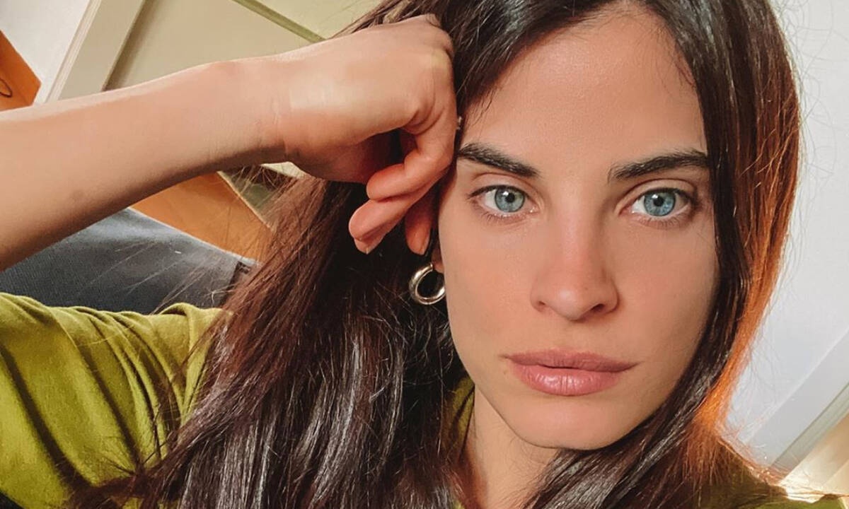 Η Χριστίνα Μπόμπα κάνει βόλτες... στο σπίτι με την πιο sexy αμφίεση