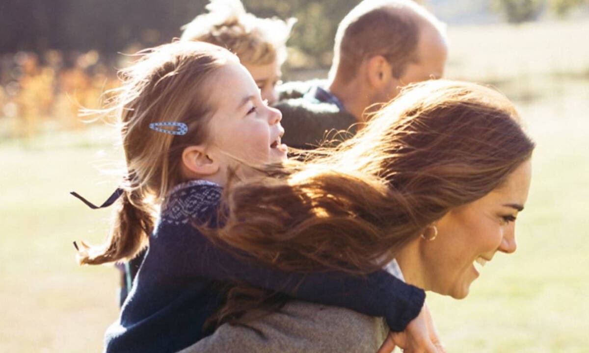 Kate Middleton: Τα παιδιά της χειροκροτούν γιατρούς & νοσηλευτές και γίνονται viral (vid)