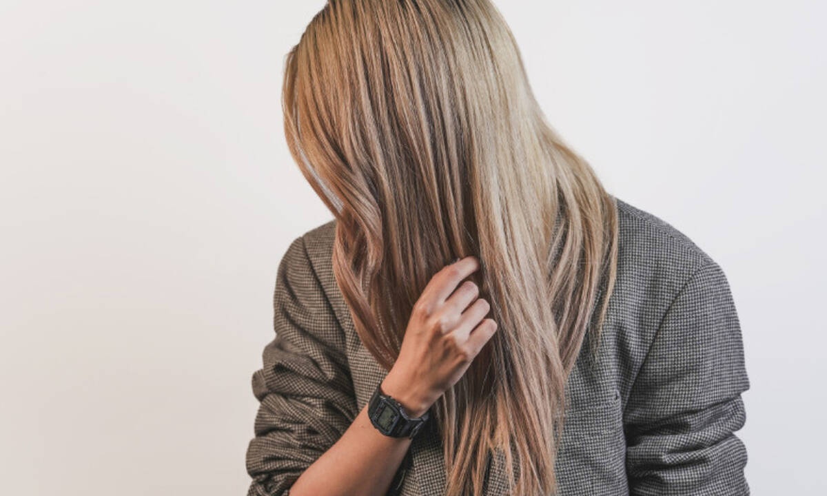 Ερμ… «Ζει» ο Κορονοϊός στα μαλλιά μας; Τι συμβαίνει;