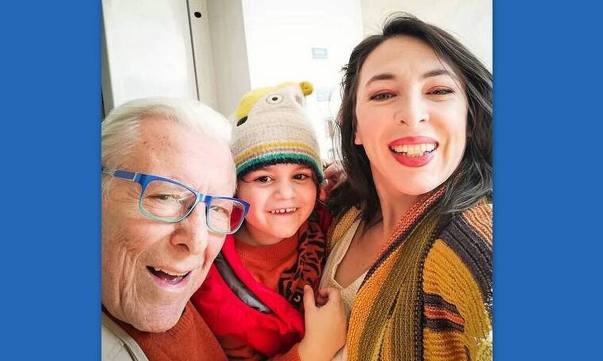 Αλίκη Κατσαβού: Συγκλονίζει! Ο μικρός Φοίβος κοιτά την κορνίζα και κρατά τα γυαλιά του μπαμπά του