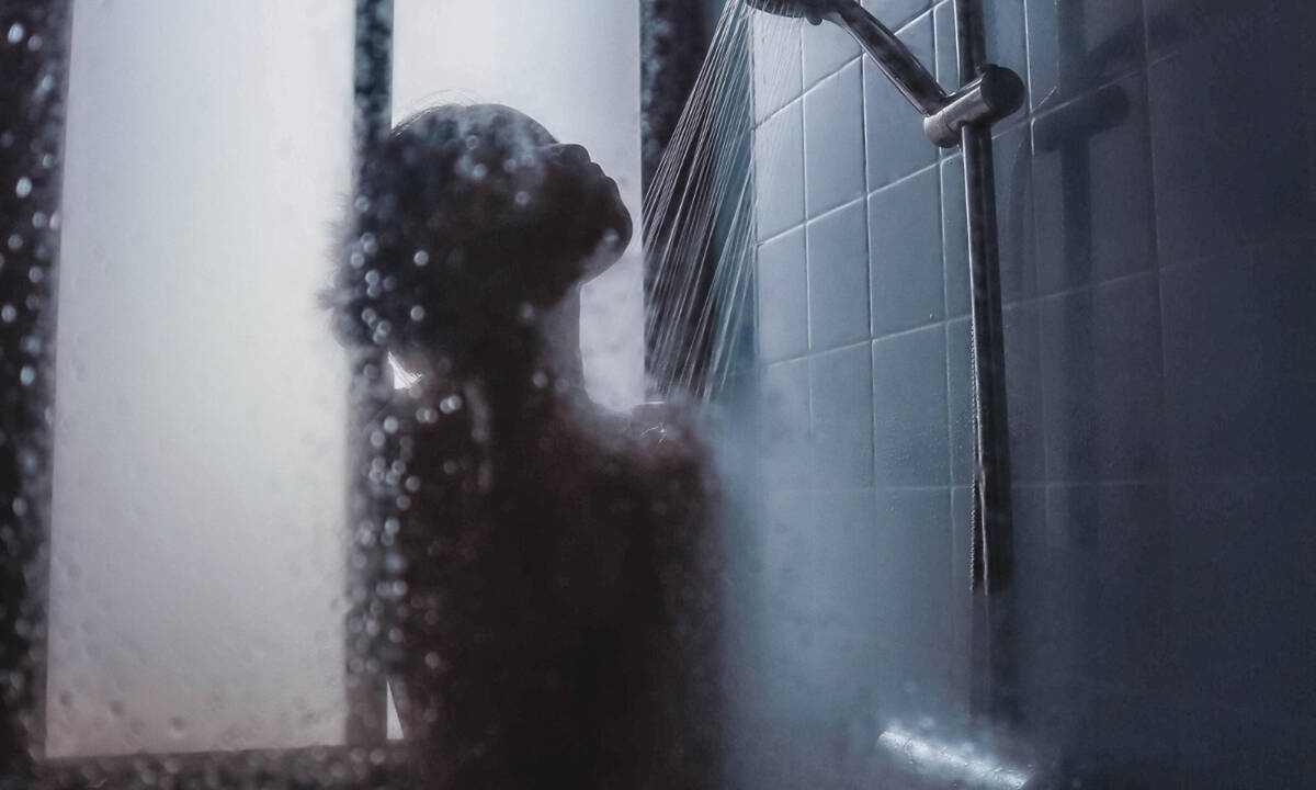 Μάθε ποια ώρα πρέπει να κάνεις μπάνιο αν θέλεις να έχεις ωραίο δέρμα