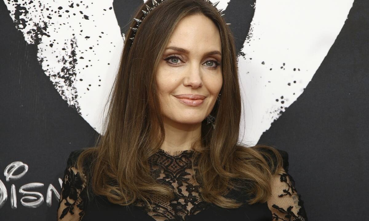 Η Angelina Jolie πριν και μετά τις πλαστικές επεμβάσεις (video)