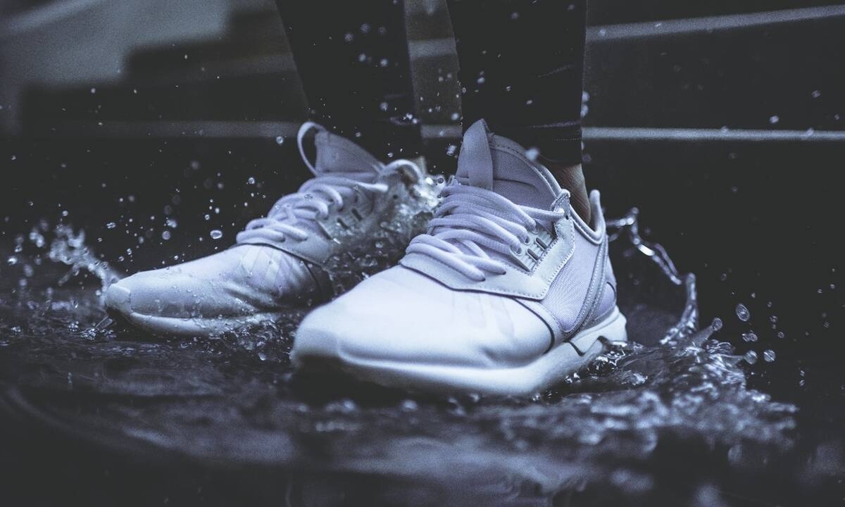 Κορονοϊός: Πώς απολυμαίνουμε σωστά τα παπούτσια; (video)