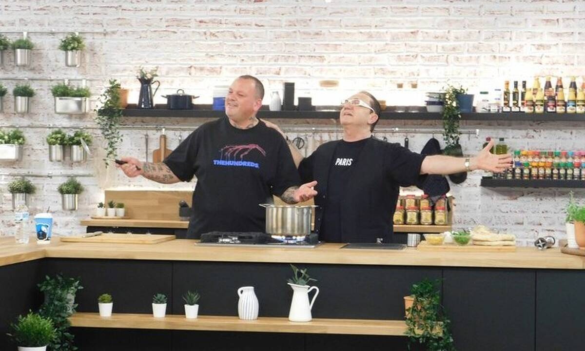 Food N’ Friends: Ο Λευτέρης Πανταζής μπαίνει στην κουζίνα και το ρίχνει στο τραγούδι