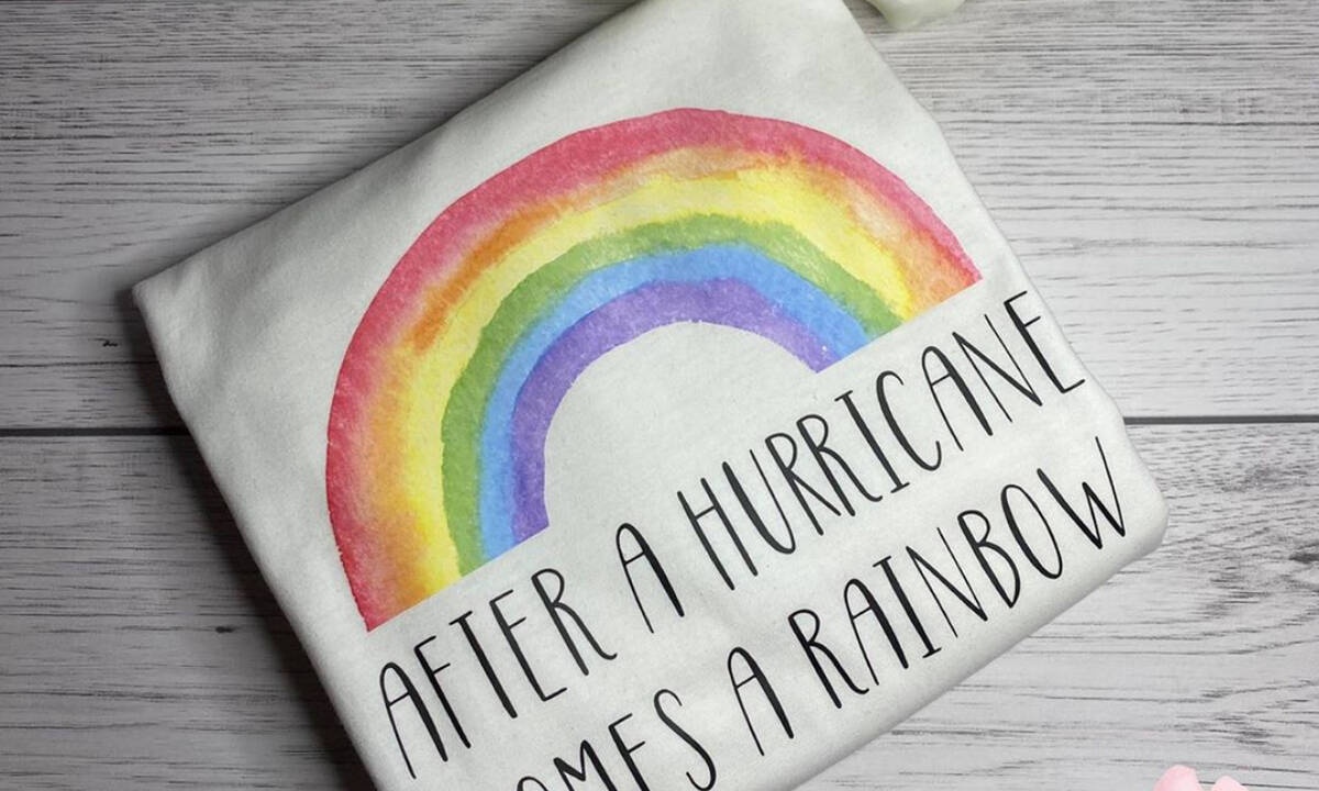 Shopping Guide: Τα ωραιότερα t-shirts με θετικα μηνύματα για να περάσει η καραντίνα