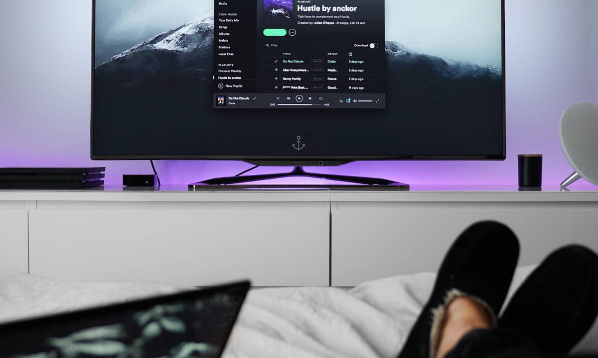 Πες μου τι μουσική ακούς να σου πω αν είσαι down! Η playlist που θα ακούσεις για να φτιάξεις διάθεση