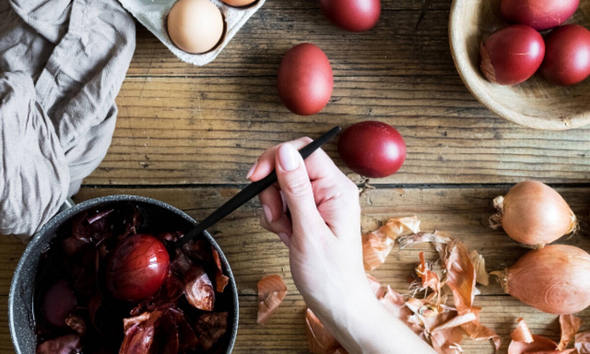 Βάψε τα πιο τέλεια τα αβγά με υλικά από την κουζίνα σου!