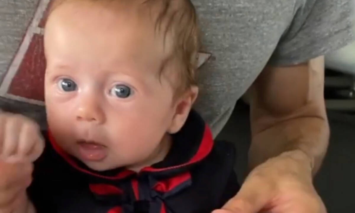 Γνωστός τραγουδιστής χορεύει με την δύο μηνών κόρη του - Δείτε το βίντεο με τα 3,5 εκατ.views