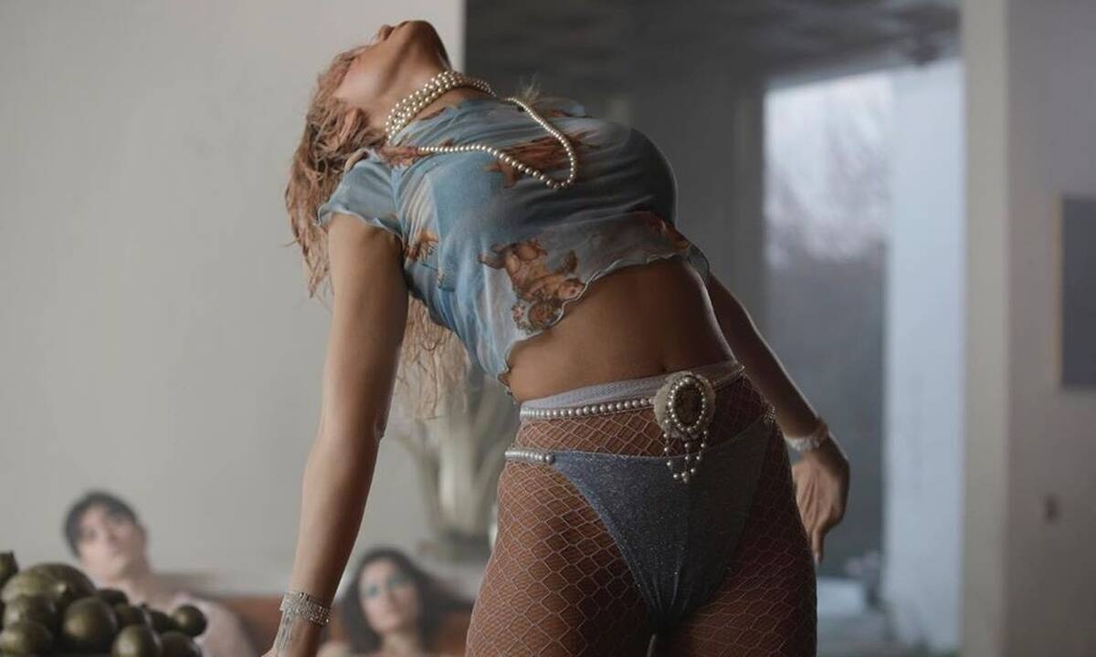 Ελένη Φουρέιρα: Θα τρίβετε τα μάτια σας με τον ξέφρενο χορό της εν μέσω καραντίνας! 