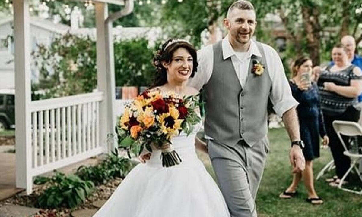 Απίστευτο: Δες τι φόρεσε στο γάμο της αδερφής της!